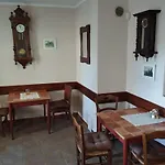 Restaurace A Vlci Jama Gasthuis *