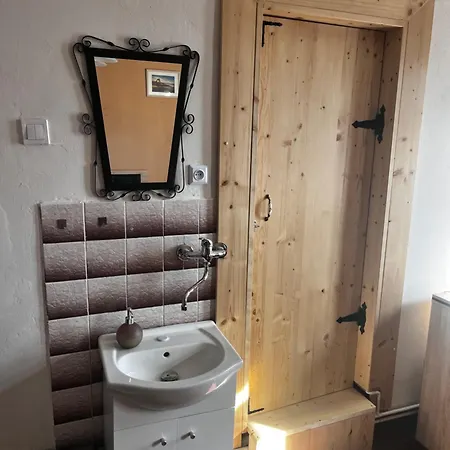 Restaurace A Vlci Jama Penzion