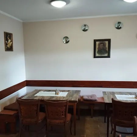 Restaurace A Vlci Jama Penzion