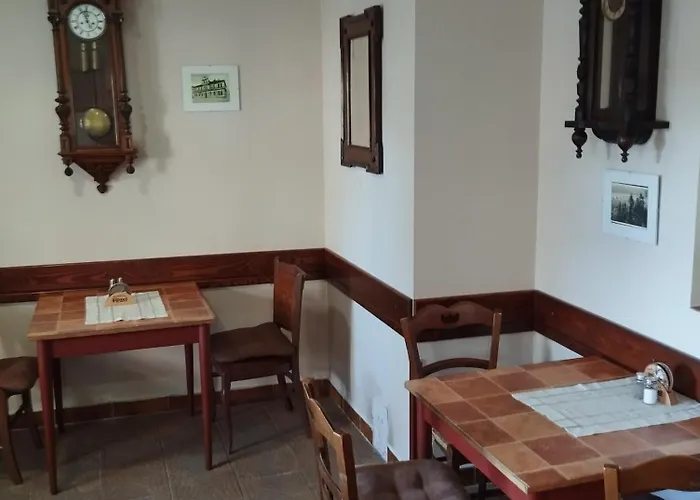 Restaurace A Vlci Jama Vendégház *
